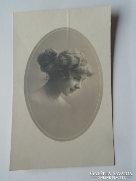 D201817    Régi képeslap - Fiatal lány    -   1910  k