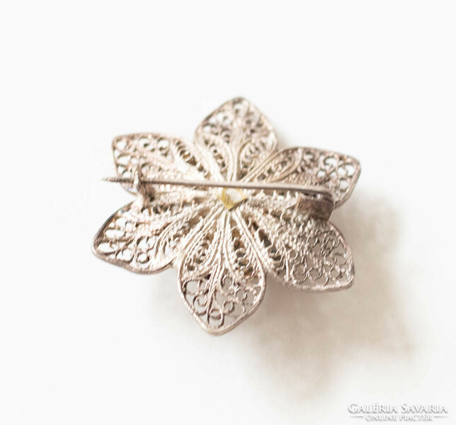 Ezüstszínű filigrán virág bross - vintage melltű, kitűző