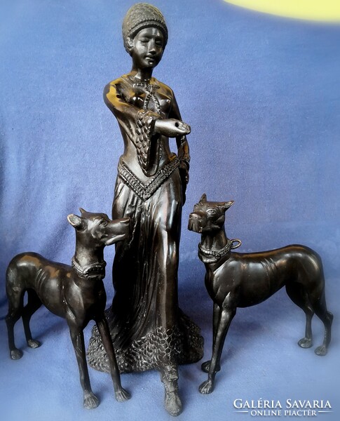 DT/418 – Hatalmas francia Art deco női bronzszobor kutyákkal