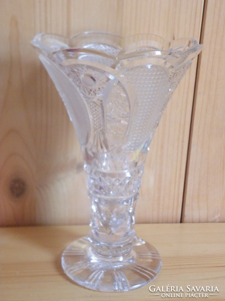 Régi kristály váza dúsan csiszolt mintázattal