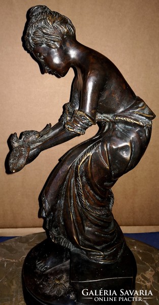 Dt/420 – large bronze sculpture with the title flora dove