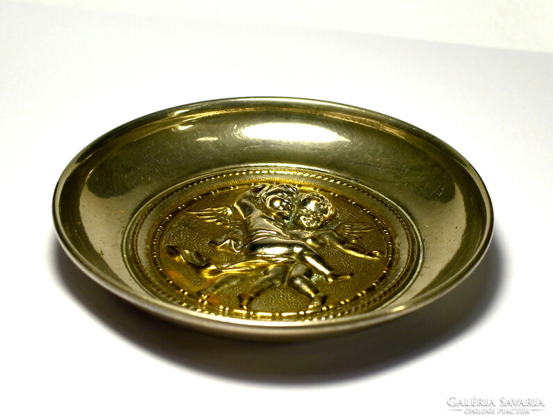 Metal bowl with decorative putty