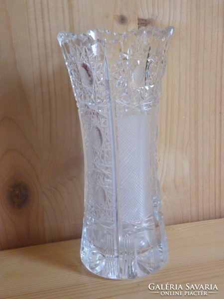 Régi kisebb kristály váza dúsan csiszolt mintázattal