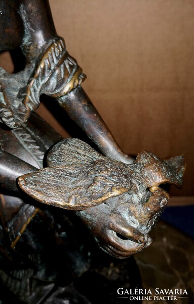 Dt/420 – large bronze sculpture with the title flora dove
