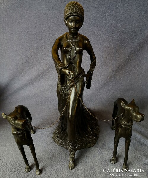 DT/418 – Hatalmas francia Art deco női bronzszobor kutyákkal