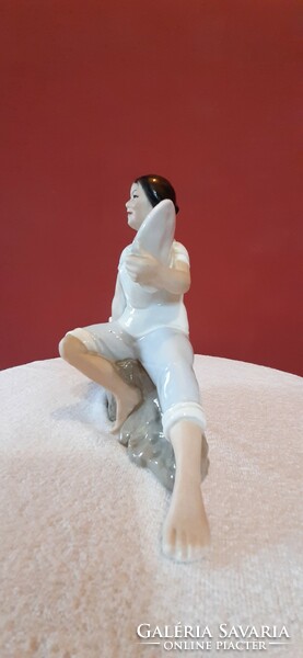 Porcelán szobor. Hölgy sziklán. Kézi festésű, 15,5 cm magas szobor. Feltehetőleg Észak-Koreai .