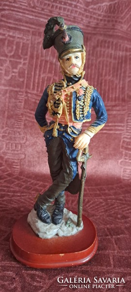 Soldier statue, larger hussar figure (l4618)