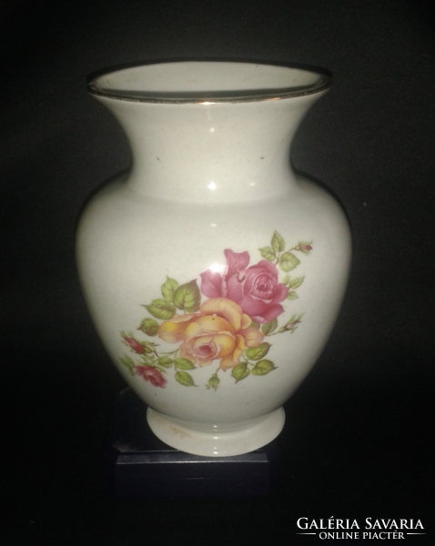Virág mintás aquincumi porcelán váza