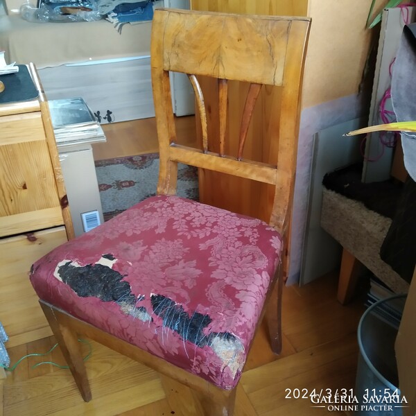 Egy pár felújítandó igen öreg szék, lószőr üléssel.