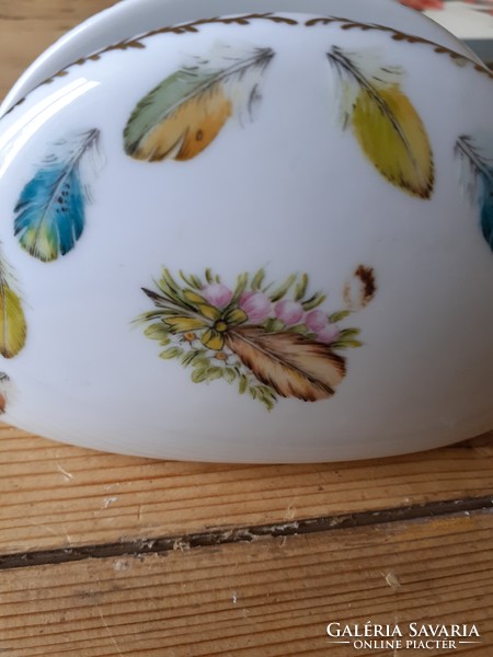 Porcelain napkin holder with feather pattern