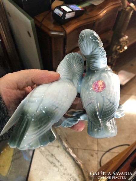 A rare pair of turtle doves from Cluj, porcelain, 14 x 18 cm.