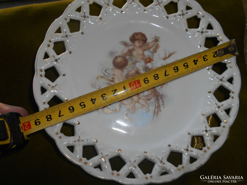 Antik osztrák tányér  puttokkal áttört szegéllyel 18,5 cm