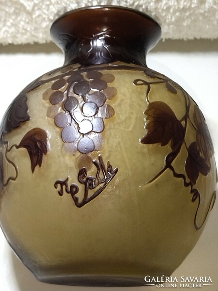 Gyönyörű Szöllő mintás Tip Gallé váza 13 cm magas