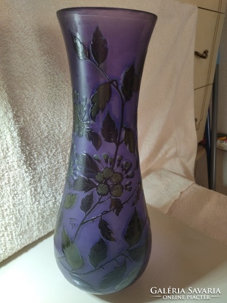 Gyönyörű hatalmas virág mintás lila színű Tip Gallé váza 35 cm magas