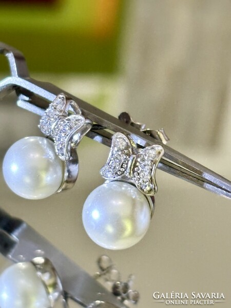 Gyönyörűséges ezüst fülbevaló pár, gyöngy és cirkónia berakással