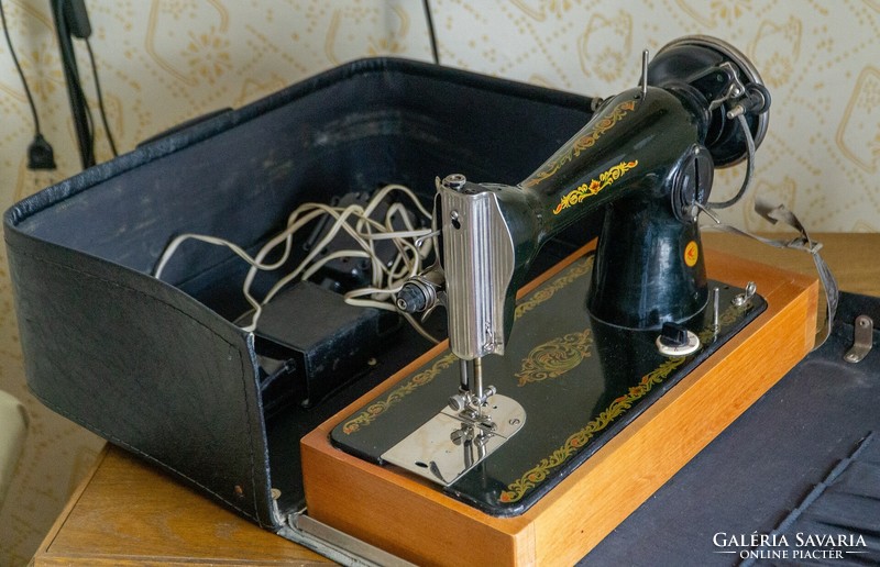 Szovjet, Orosz elektromos varrógép hordtáskával, használati utasítással