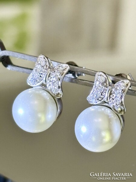 Gyönyörűséges ezüst fülbevaló pár, gyöngy és cirkónia berakással