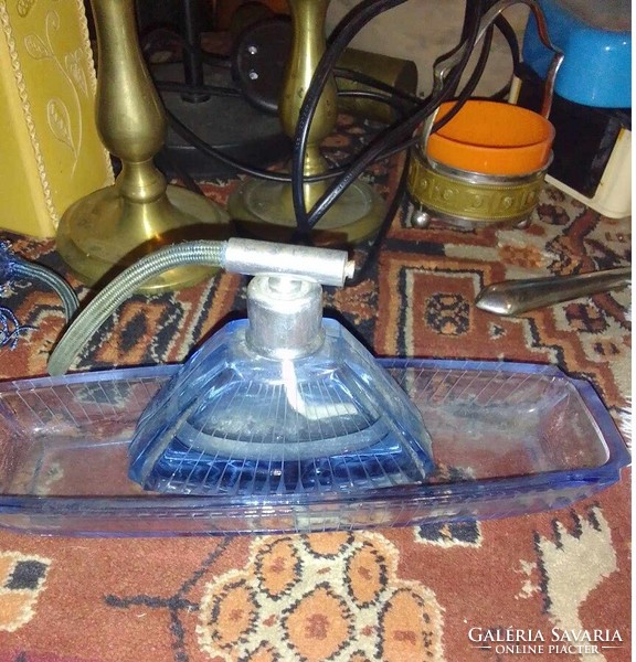 Nagyon régi parfümös üveg tálcájával