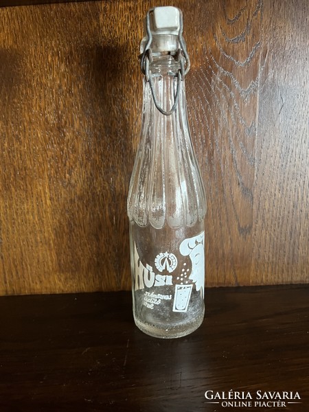 Hüsi carbonated soft drink bottle with buckle