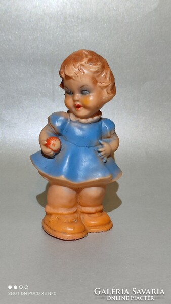 Régi gumi figura kislány almával az 50 - es évekből