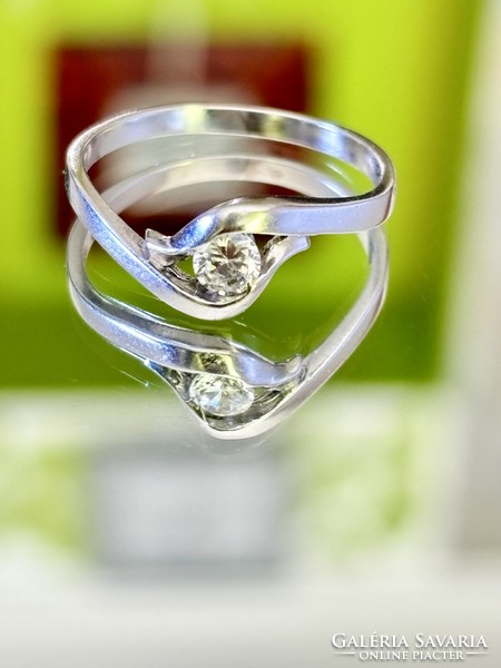 Káprázatos, kecses ezüst gyűrű, fehér cirkónia kővel ékesítve