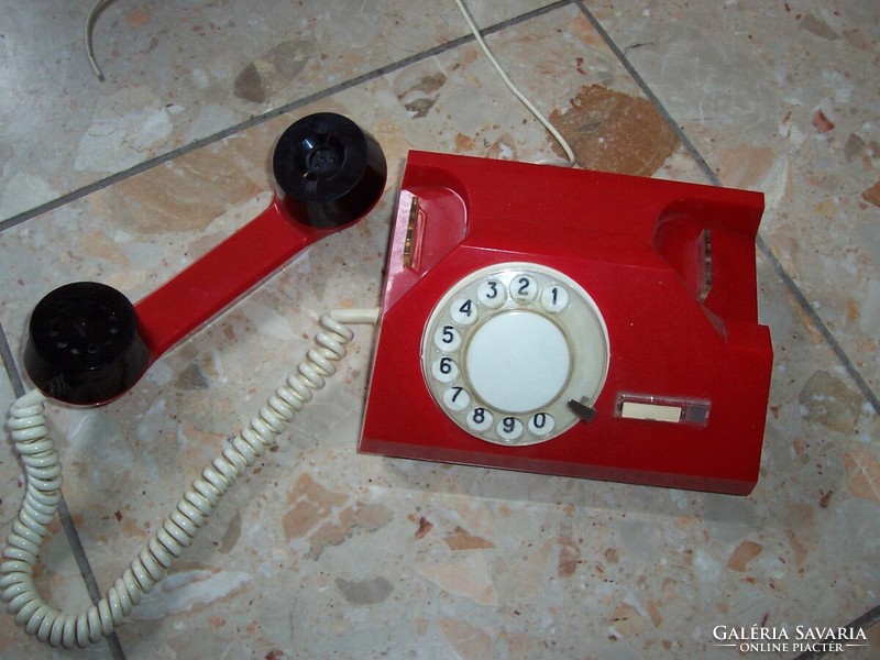 Retro piros telefon