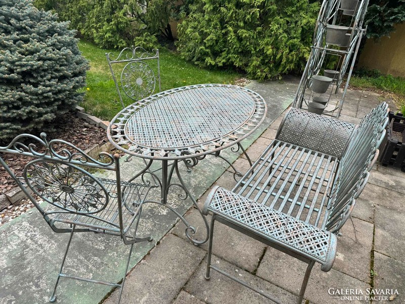 Kovácsolt vas kerti ovális alakú asztal székkel paddal