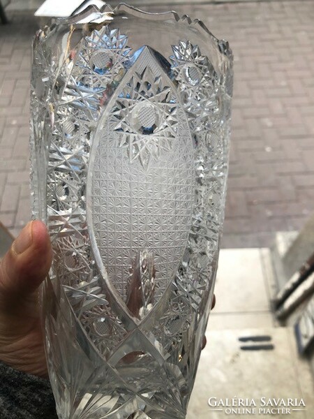 Lead crystal vase, 22 cm high, excellent for home decoration. Art deco.