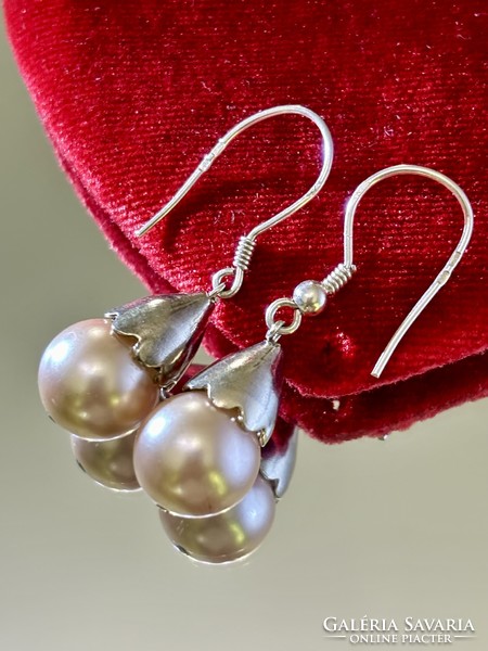 Mesés ezüst fülbevaló pár, tenyésztett gyöngy díszítéssel