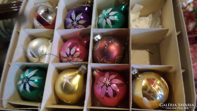 10 pieces of 6 cm, retro, glass Christmas tree decorations in one, in good condition.