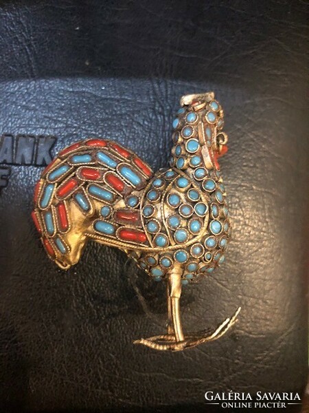 Rooster statue decorated with Tibetan coral and turquoise, 7 x 5 cm.