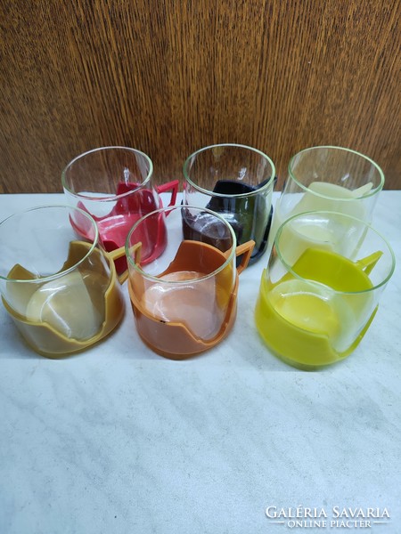 Retro műanyag talpas pohár üveg betéttel