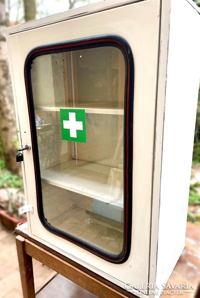 Gyógyszeres orvosi retro üveges fém faliszekrény, loft indusztriál stílus