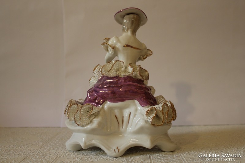 Porcelán csipkés ruhás női balerina szobor kalappal