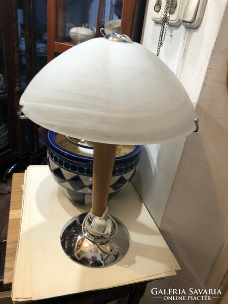 Art deco stilusú asztali lámpa, 55 cm.es magasságú, üveg búrával.