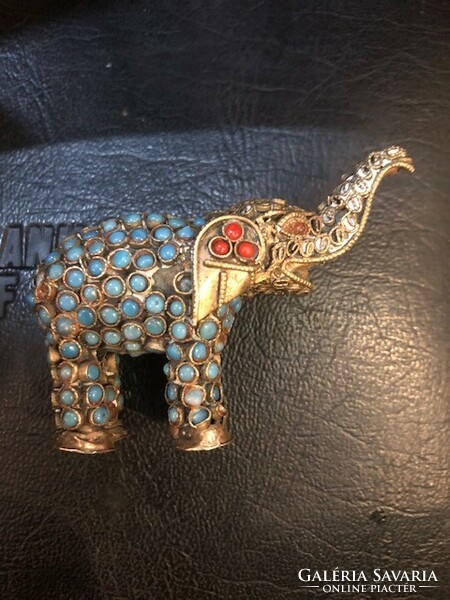 Elephant statue decorated with Tibetan coral and turquoise, 6 x 4 cm.