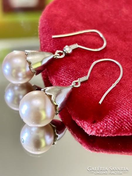 A fabulous pair of silver earrings decorated with cultured pearls