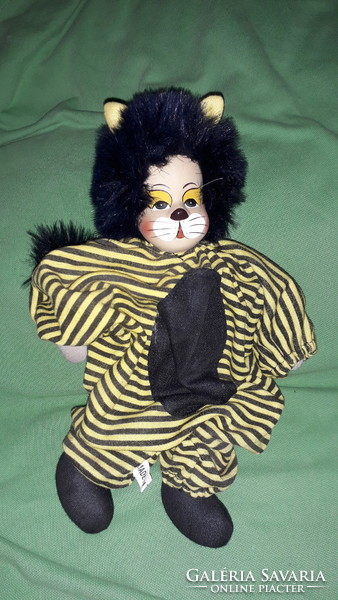 Vintage aranyos festett porcelán fejű Tigris jelmezes szép játék baba figura 24 cm a képek szerint