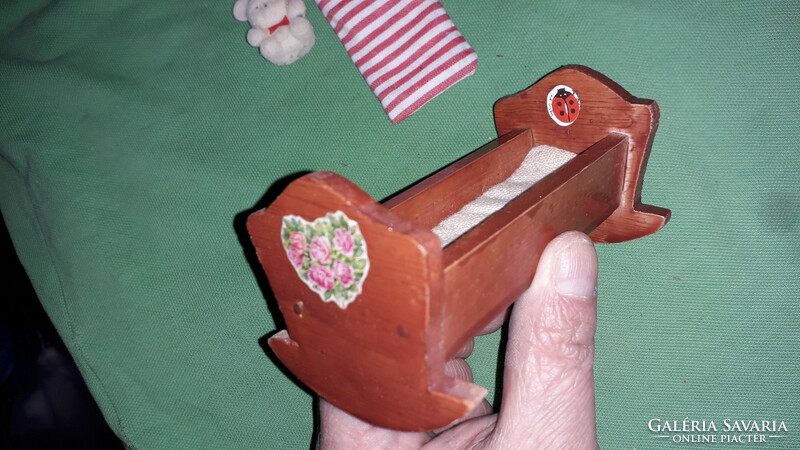Antik 8 cm DMSZ kis játék baba 10 cm -es fa kis bölcsőben macival ágyneművel egyben a képek szerint