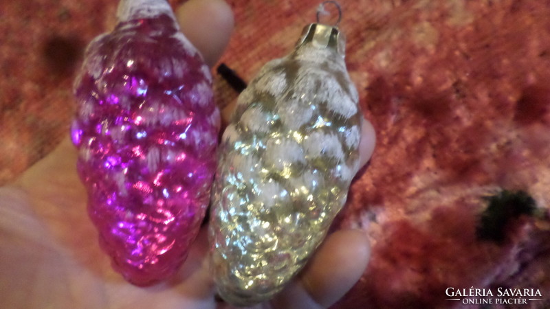 2 semi-finished glass Christmas tree decorations with a mysterious light, in good condition.