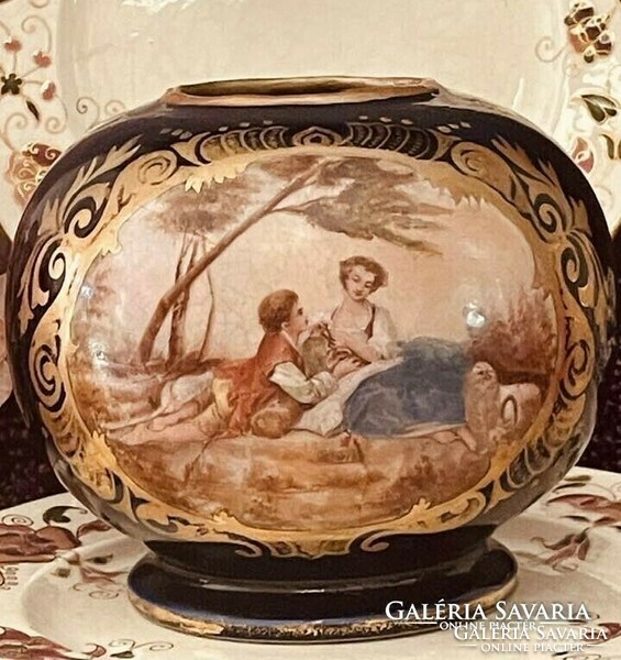 Zsolnay családi pecsétes romantikus jelenetes gömb váza