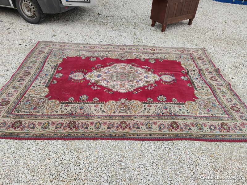 Nagy méretű, vastag, antik kézi csomzású perzsa szőnyeg a készítő jelzésével 3,15*2,15 cm