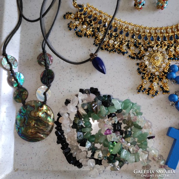 9.Cs. Used 20-piece jewelry package in good condition