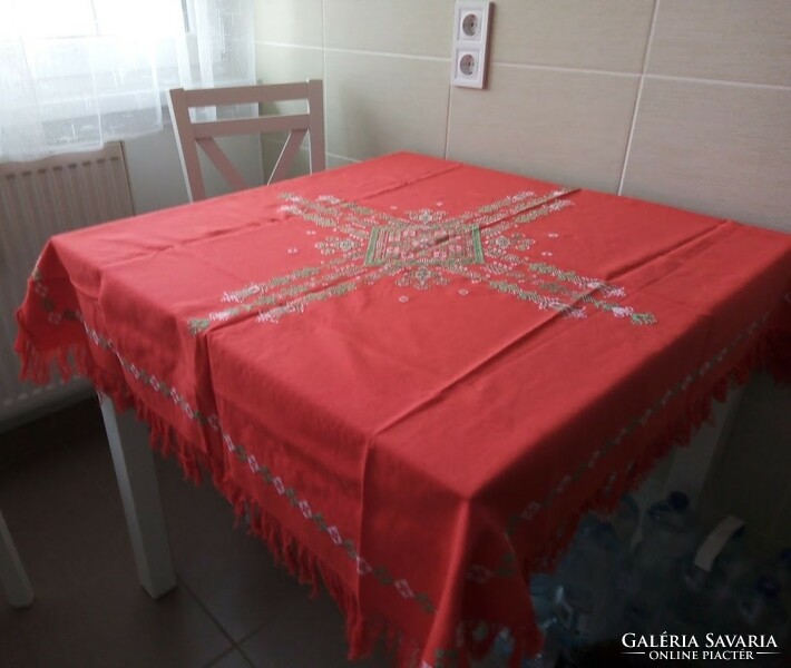 Cross-eyed tablecloth