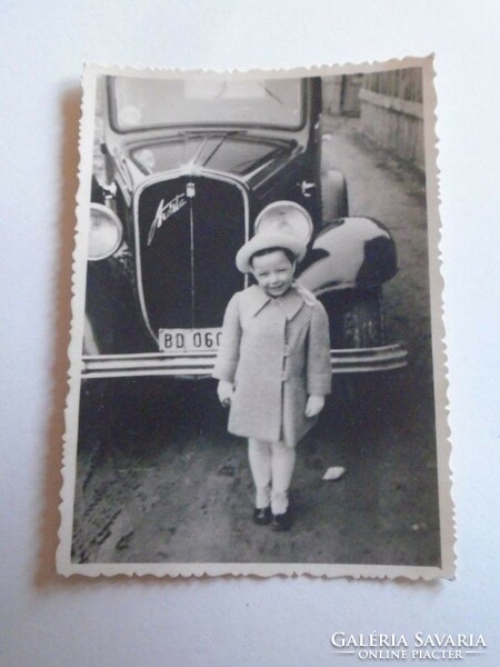 D202027 old photo of a little girl in front of an old car? Looking for a Hungarian car? 1940K