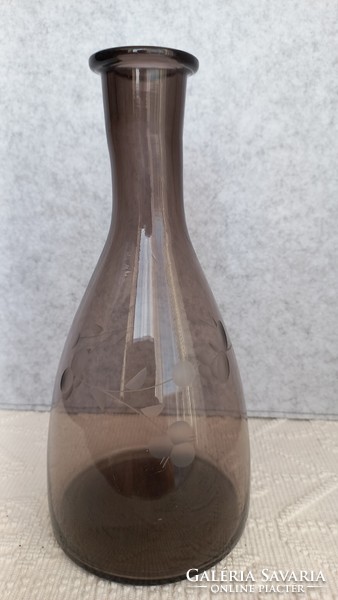 Vintage szürke üveg dekanter, savmaratott- vésett körben futó mintával, 26 X 12 X 5 cm.