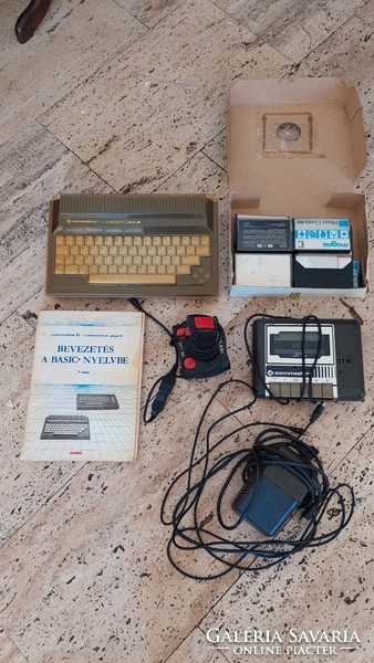 Commodore plus 4 régi számítógép kiegészítőkkel