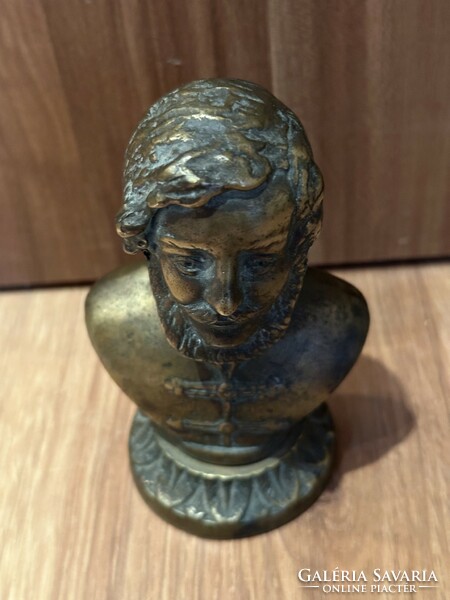 A copper bust of Louis Kossuth