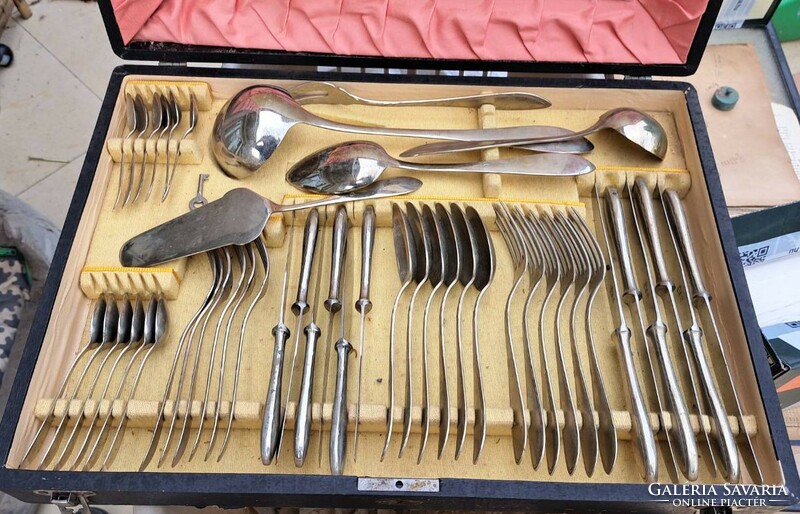 Marked alpaca cutlery set, in very good condition, with key. With original box.