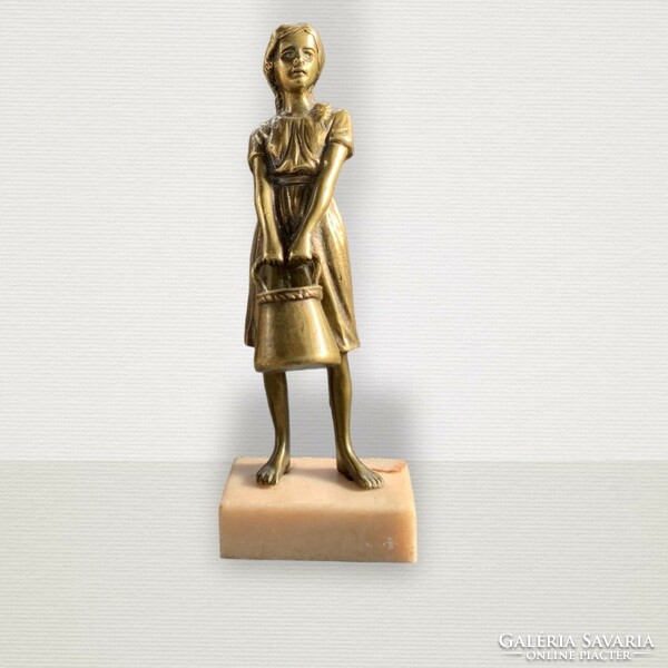 Vízhordó lány bronz szobor márvány talpon